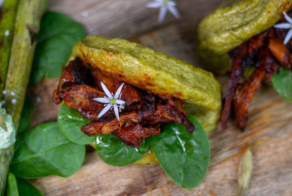 10. Die gedämpften Giersch Bao Buns werden mit Pulled Austernpilzen gefüllt und heiß serviert.