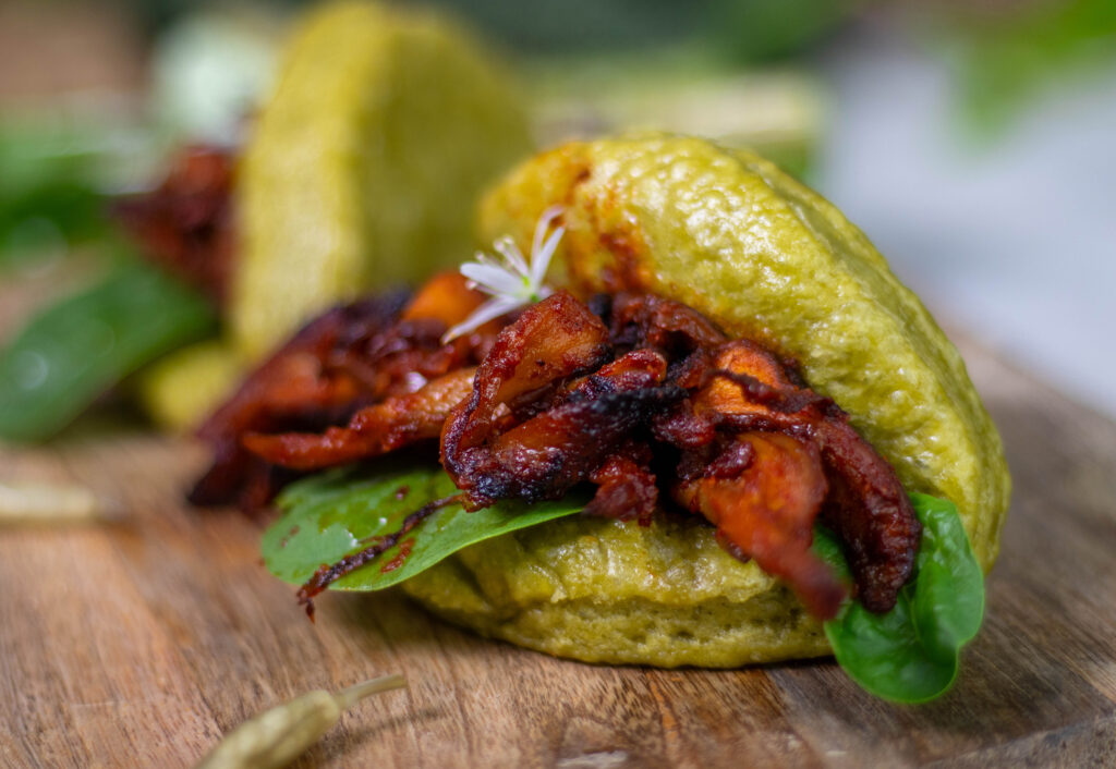 Gedämpfte Giersch Bao Buns: ein fluffig-luftiger, herzhaft-würziger Hefeteig in Frühlingsgrün.