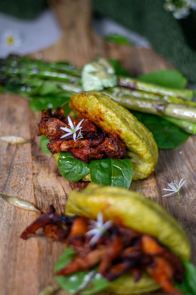 Giersch Bao Buns gefüllt mit Pulled Austernpilzen: ein delikater Frühjahrssnack