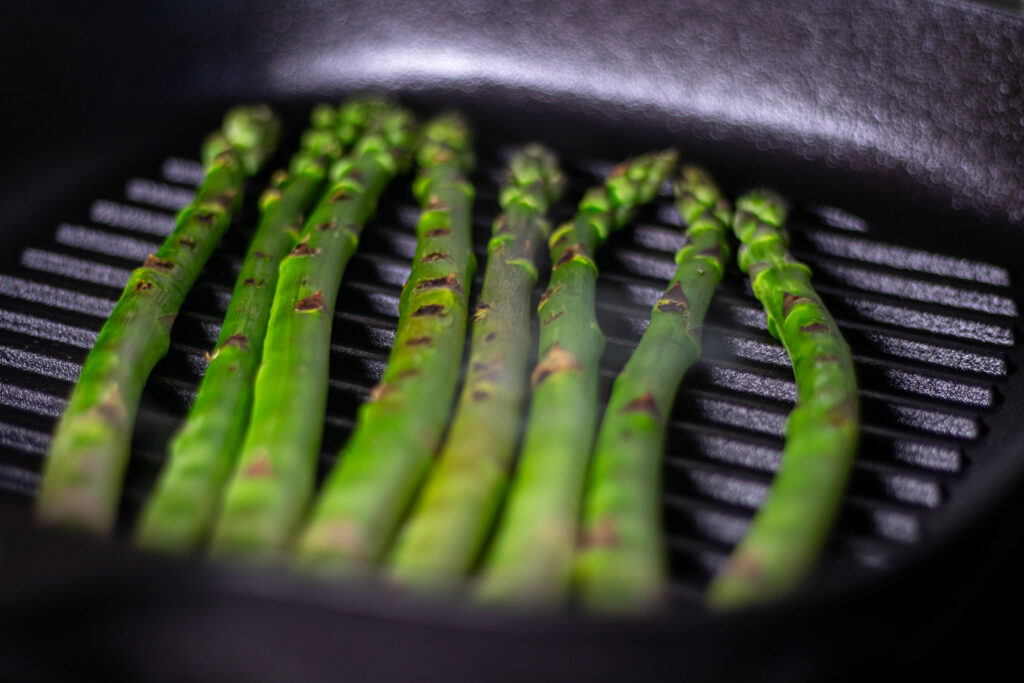 10. Grillen des grünen Spargels.