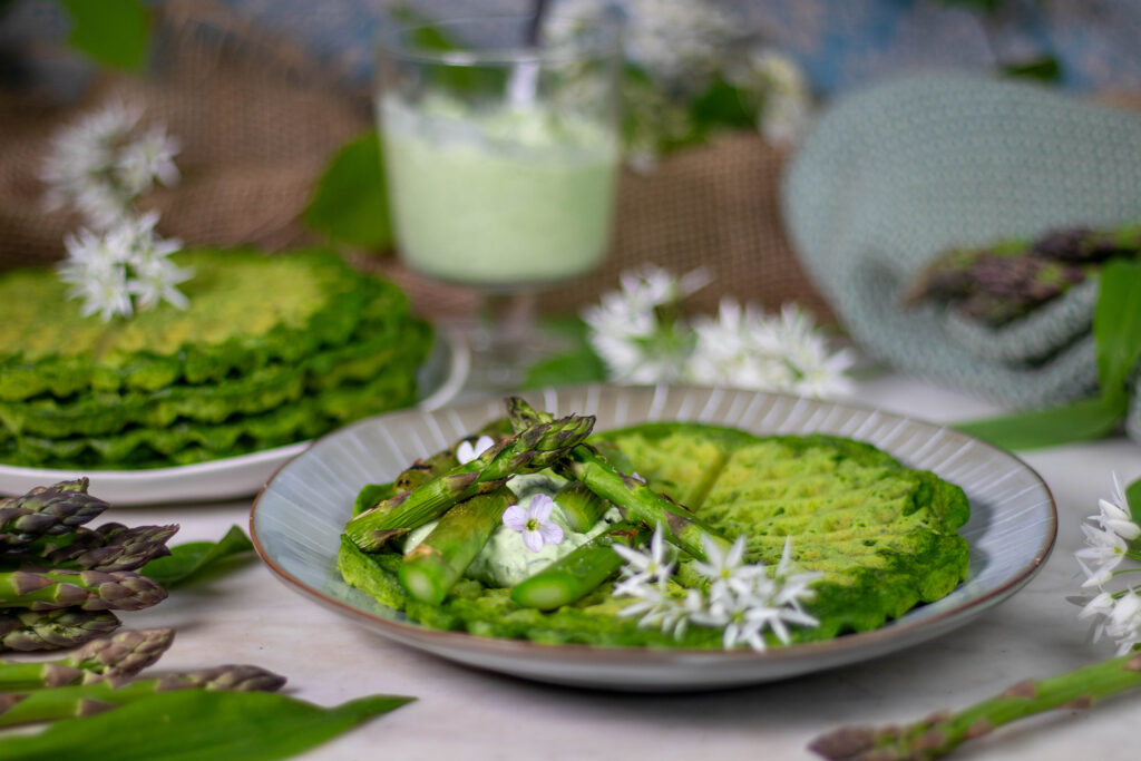 Vegane, herzhafte, grüne Waffeln mit Bärlauch und Spinat. Eine aromatische, quietschgrüne Abwechselung auf dem Teller.