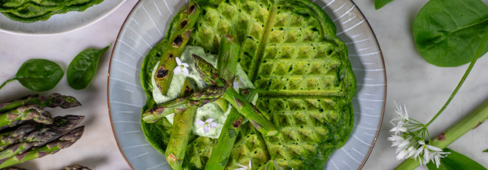 Grüne Waffeln - Bärlauch-Spinat-Waffeln - mit Dip und Spargel