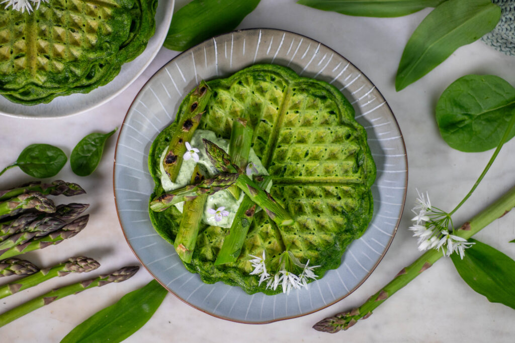 Grüne Waffeln - Bärlauch-Spinat-Waffeln - mit Dip und Spargel