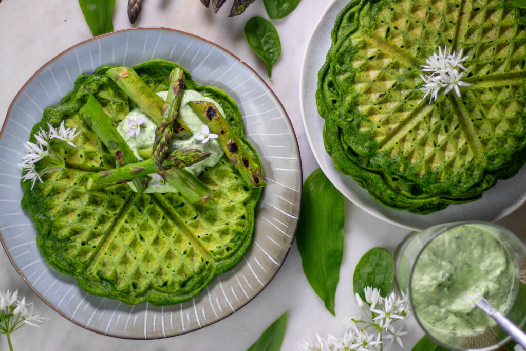 Grüne Waffeln eignen sich als Snack, Frühstück oder deftige Mahlzeit