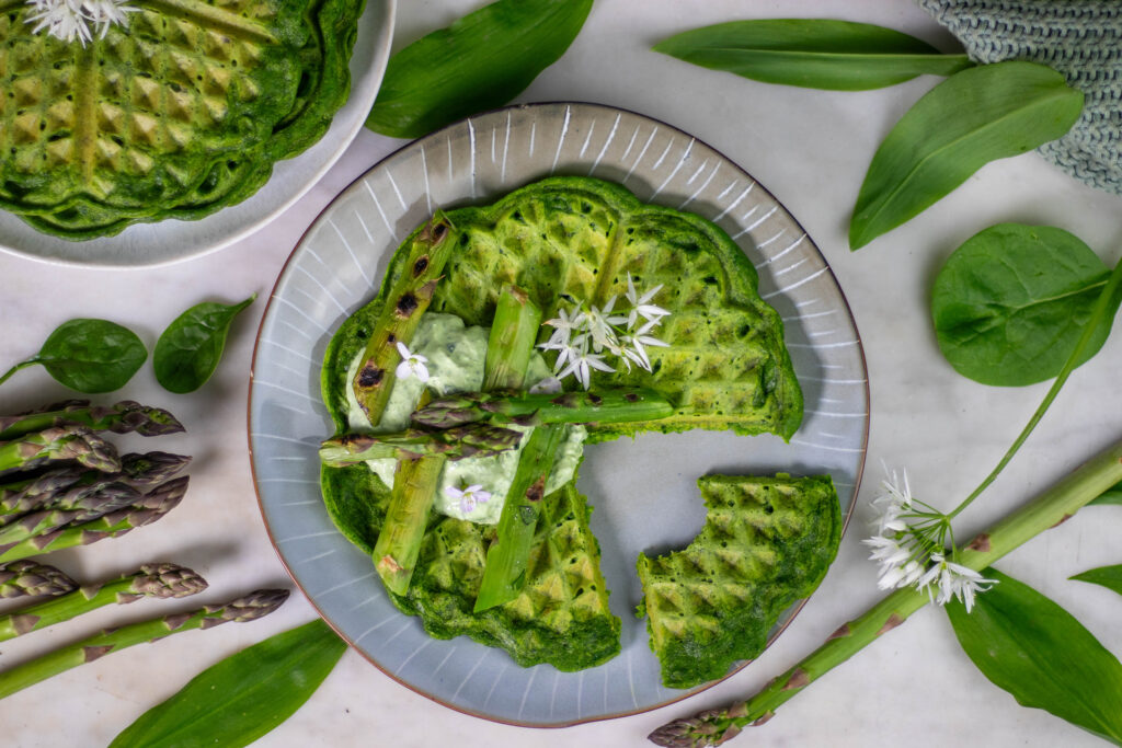 Saisonale Frühlingsküche mit Wildkräutern und regionalen Zutaten. Die Waffeln habe ich mit essbaren Blüten von Bärlauch und Wiesenschaumkraut garniert.