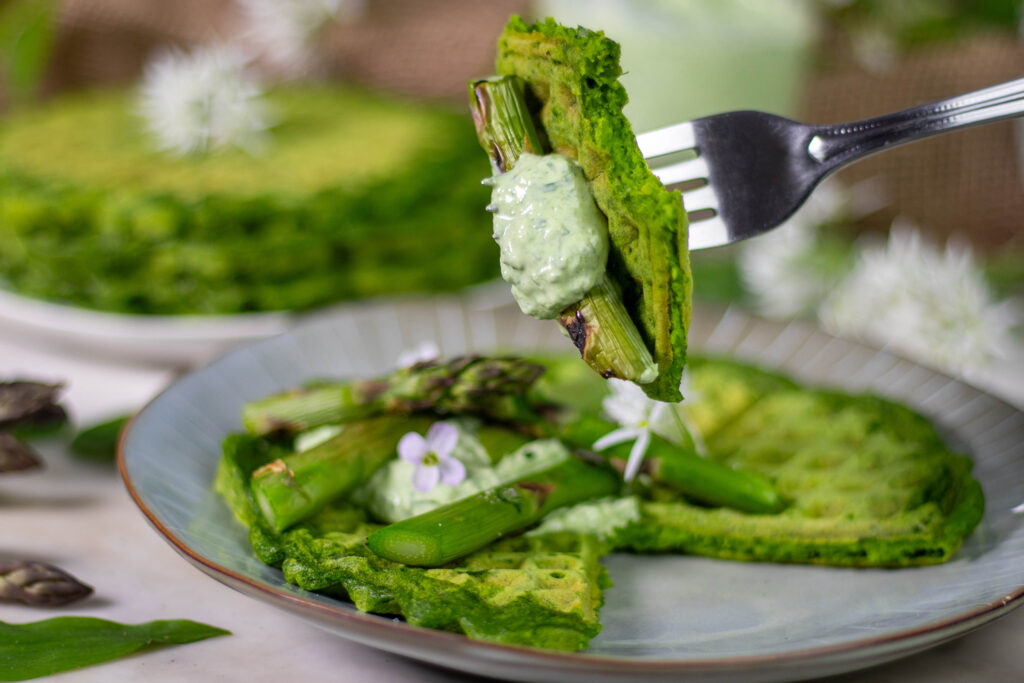 Grüne Waffeln mit Bärlauchdip und gegrilltem Spargel