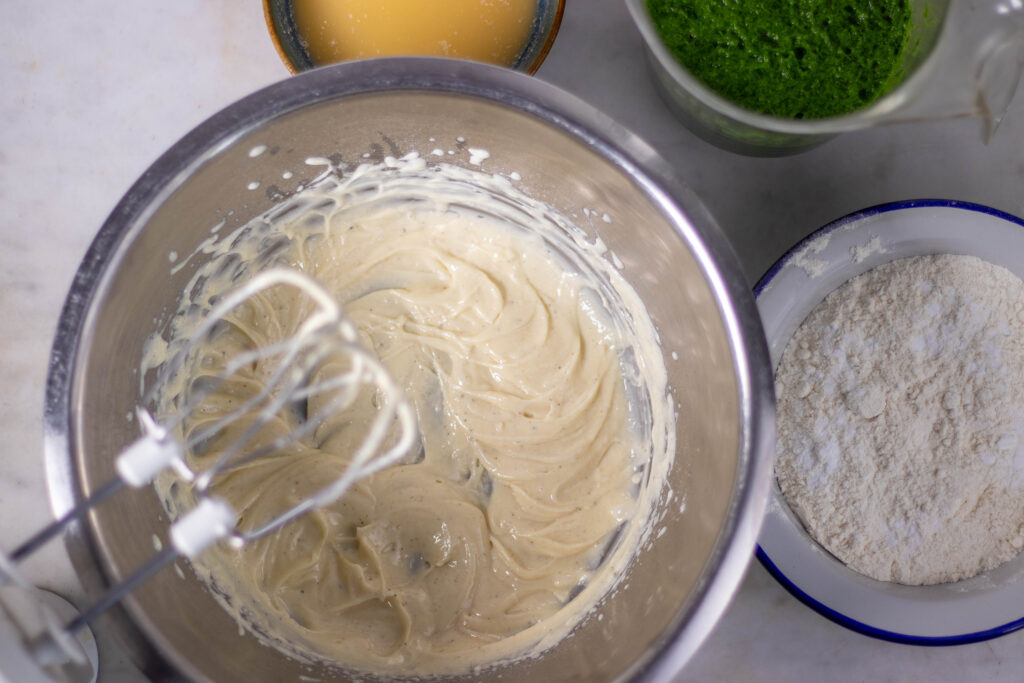 3. Für den Waffelteig zuerst vegane Butter, Zucker, Salz und Pfeffer mit dem Mixer aufschlagen, dann ein wenig Mehl einmixen.