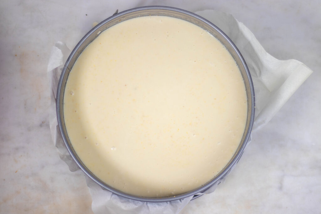 3. Die Limettencreme wird auf den Keksboden der Limettencremetorte gegossen.