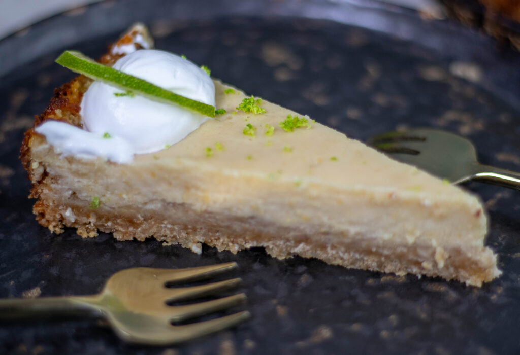 Limettencremetorte! Mit spritzigem Limettensaft in einer Creme mit rein pflanzlicher Kondensmilch auf knusprigem Keksboden und Sahnehaube.