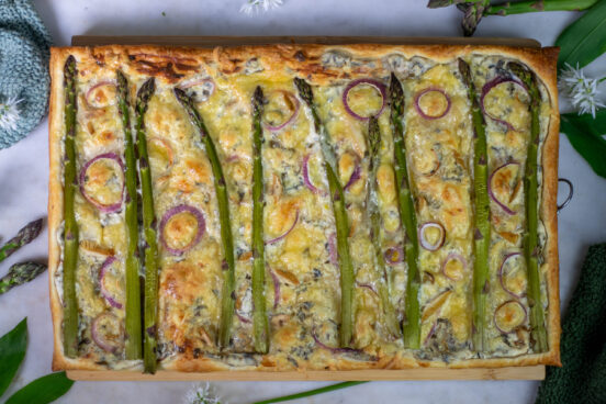 Einfache Maipilz und Spargel Tarte - vegan