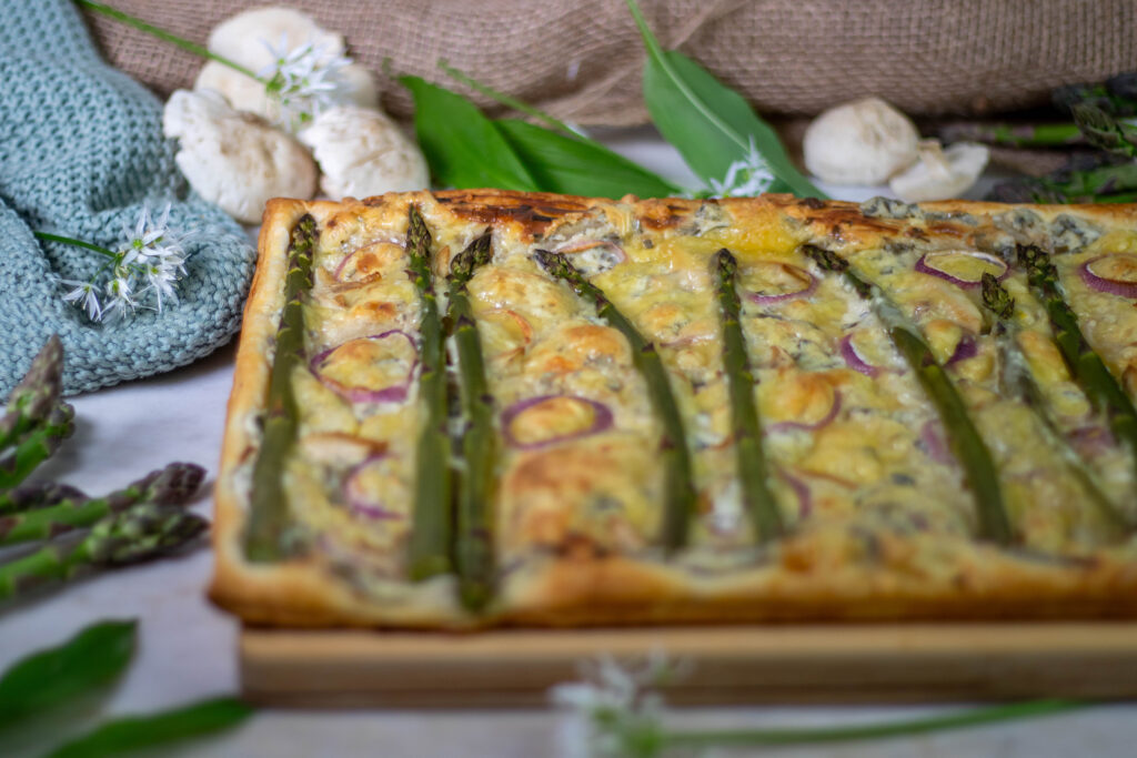 Frisch aus dem Ofen: köstliche Frühlingstarte mit Maipilzen und grünem Spargel