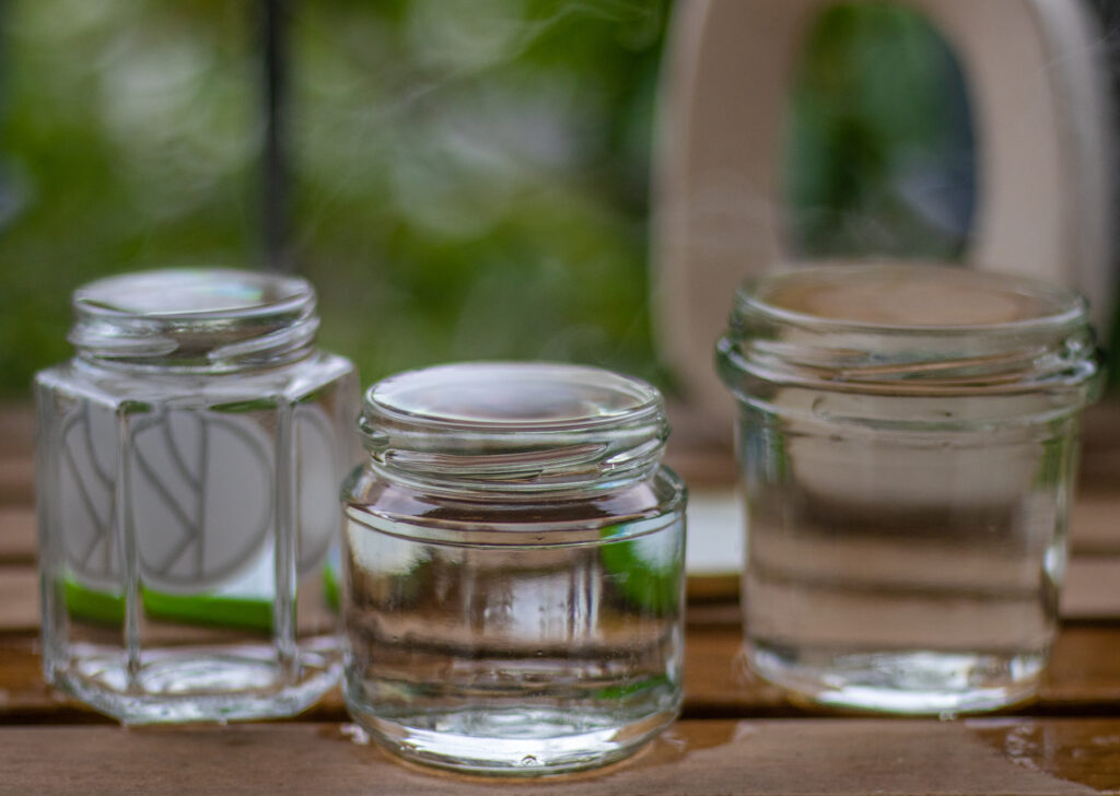 1. Ganz wichtig ist es, das Pesto in saubere, mit kochendem Wasser desinfizierte Gläser zu geben. Das kochende Wasser ein wenig in den Gläsern lassen, so wie hier, dann ausschütten.