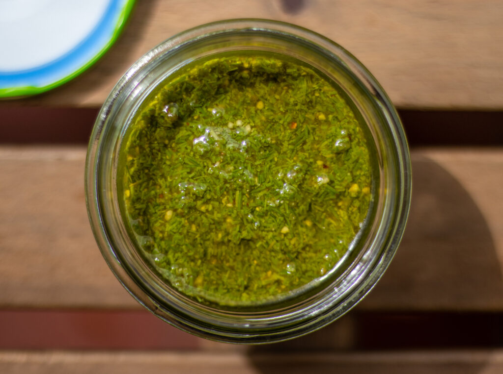 4. Um das Pesto bestmöglich zu schützen hilft es einen feinen Ölfilm aus Olivenöl aufzutragen.