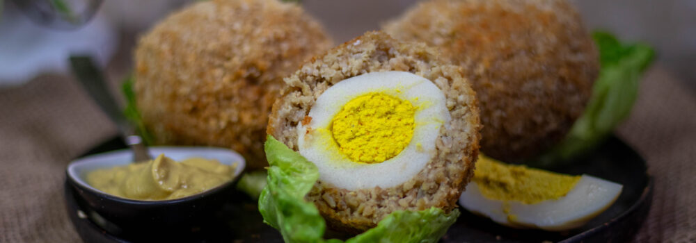 In Großbritannien kann man Schottische Eier fertig in Supermärkten kaufen und sie sind ein beliebter Snack. Aber sie sind nicht vegan.