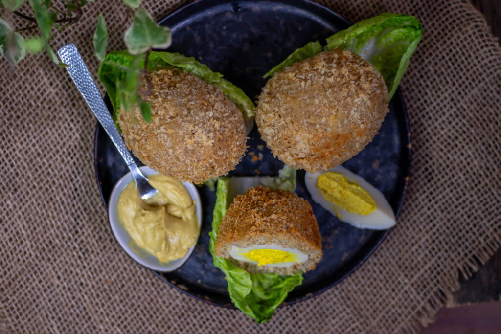 Schottische Eier (Scotch Eggs) sind eine der berühmten und beliebten Spezialitäten aus der britischen Küche. In meinem Rezept rein pflanzlich.