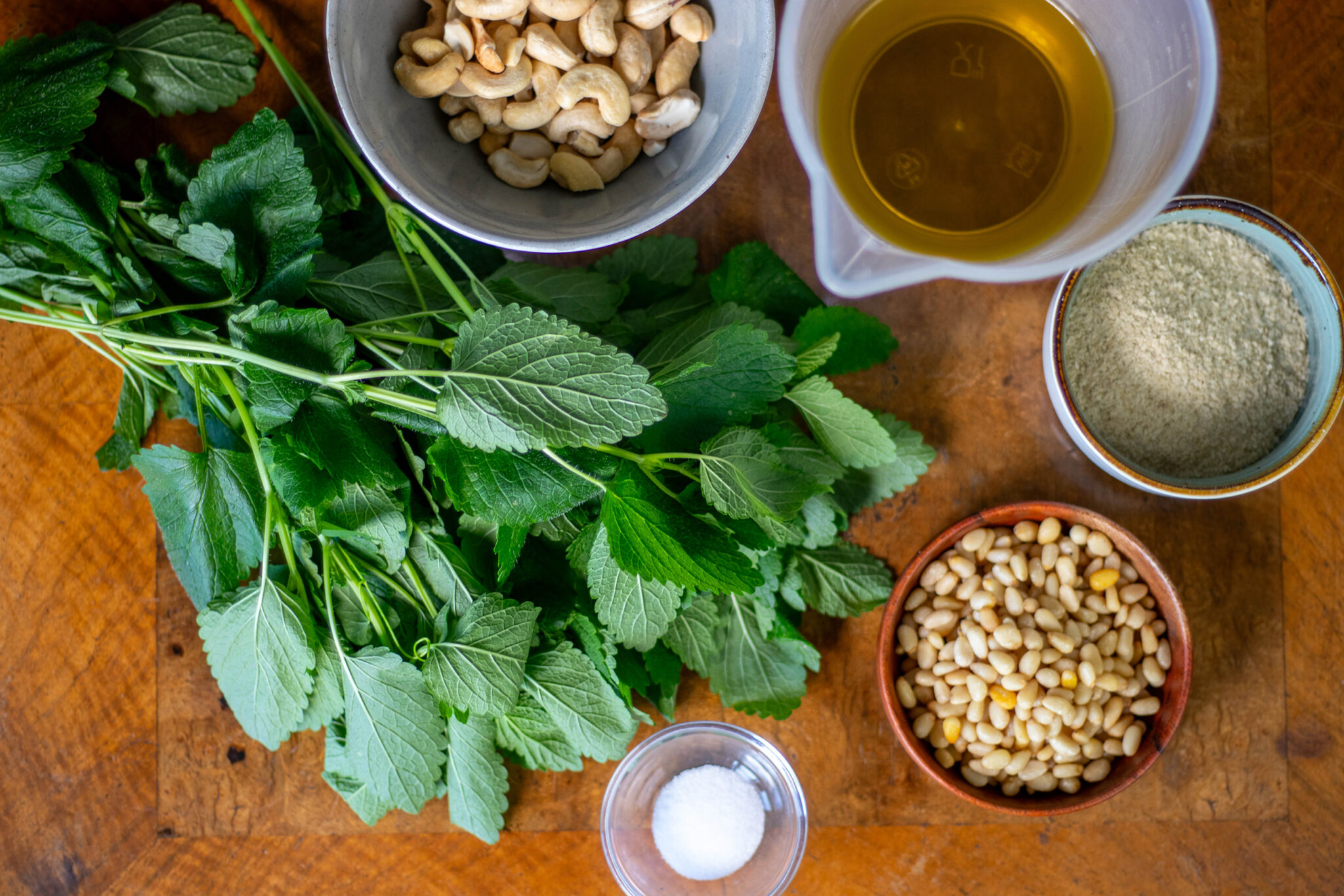 Zitronenmelisse-Pesto, einfach aus dem Garten, mit nur 6 Zutaten ...