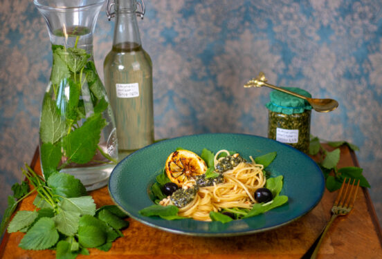 Zitronenmelisse-Pesto, einfach aus dem Garten, mit nur 6 Zutaten