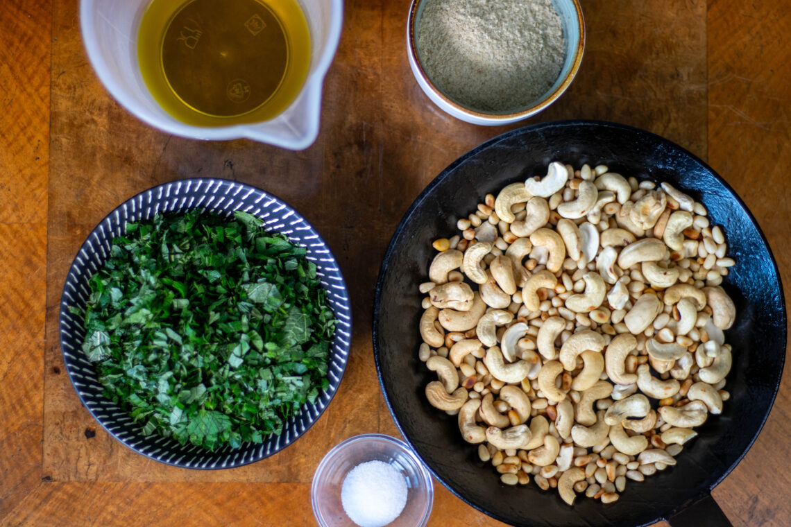 Zitronenmelisse-Pesto, einfach aus dem Garten, mit nur 6 Zutaten ...