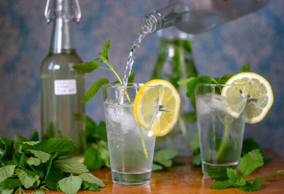 Zitronenmelisse-Limonade einfach selber machen mit Zitronenmelisse-Sirup