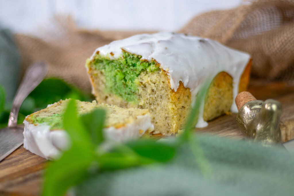 Hier mein Rezept für einen köstlichen, saftigen, aromatischen, zart-weichen, duftenden Zitronenmelissekuchen