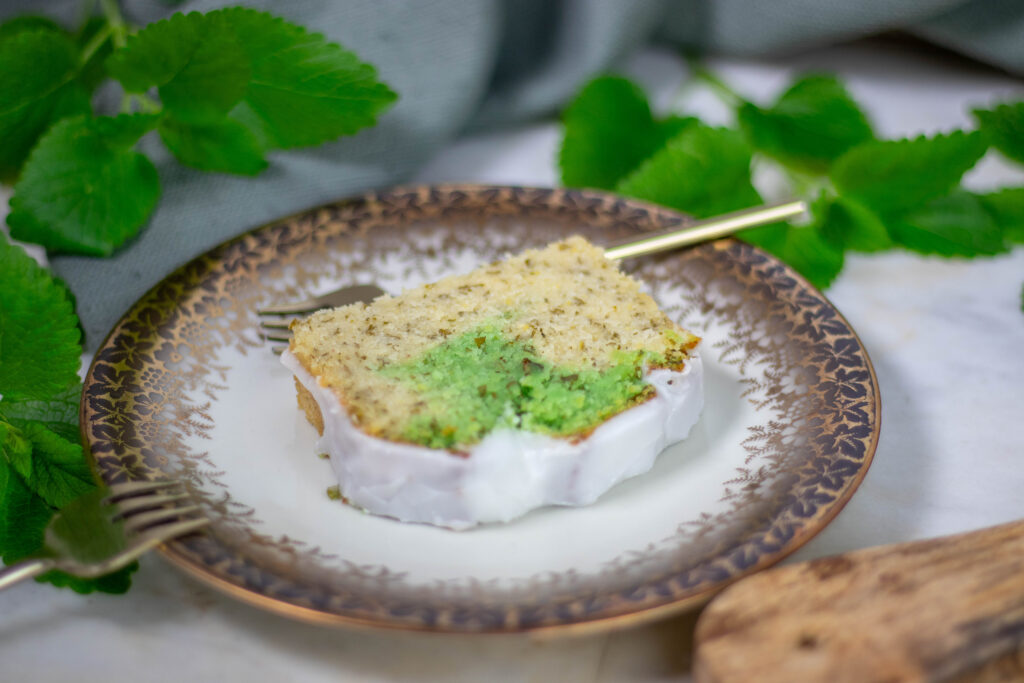 Ein einfaches veganes Backrezept: Zitronenmelissekuchen