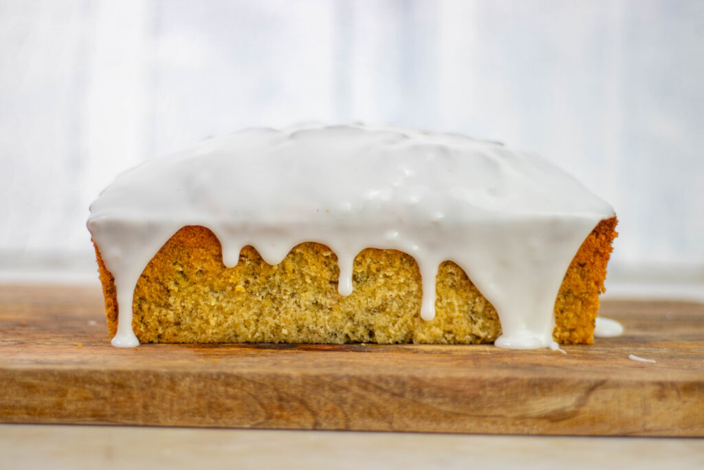 9. Der Zuckerguss muss noch kurz fest werden, dann kann der Kuchen angeschnitten werden.