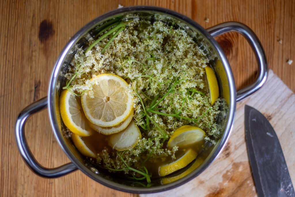 2. Let the elderflowers and lemon slices flavour the apple juice for 2 hours.