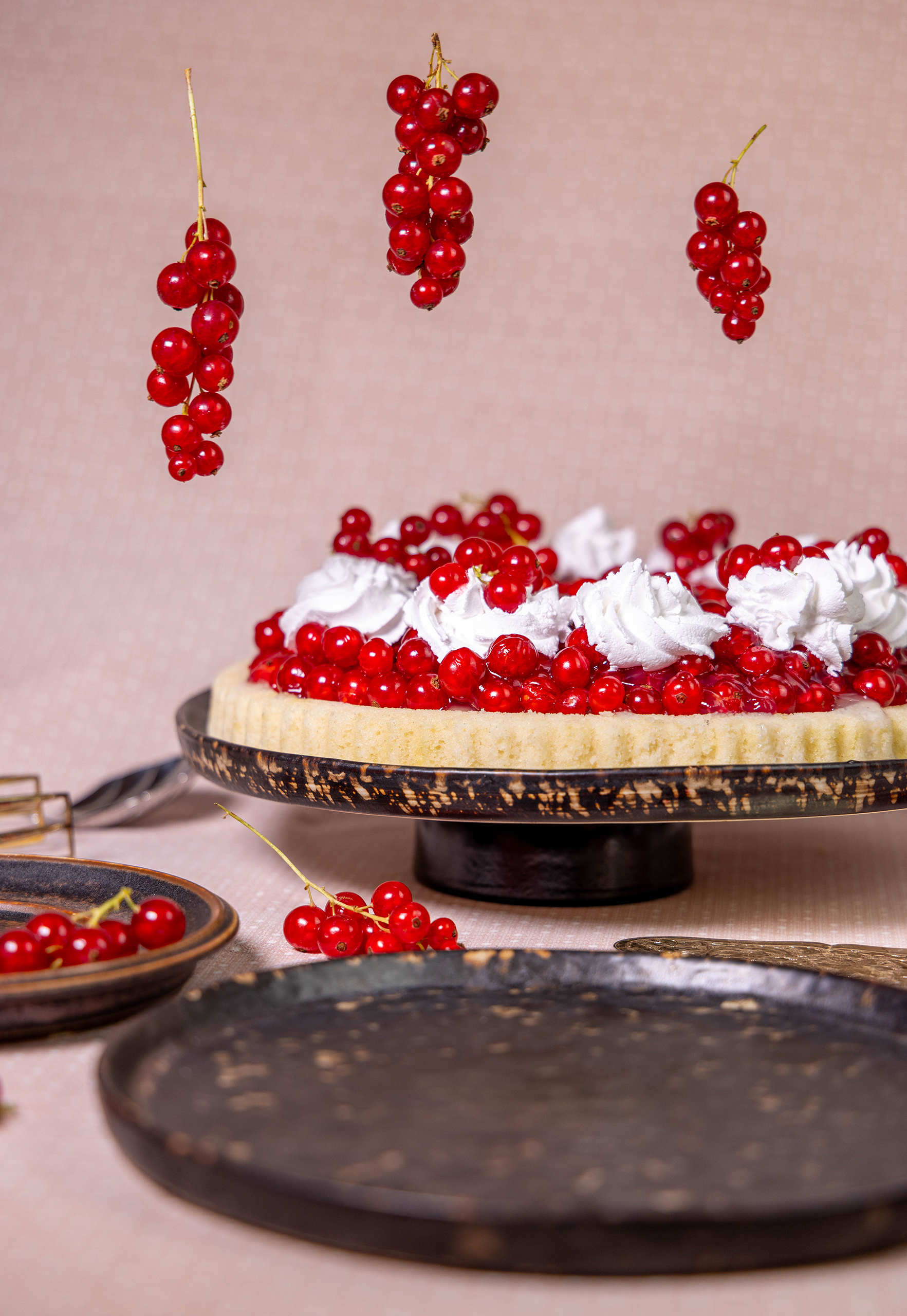 Einfacher Johannisbeerkuchen mit Biskuit und Tortenguss – vegan