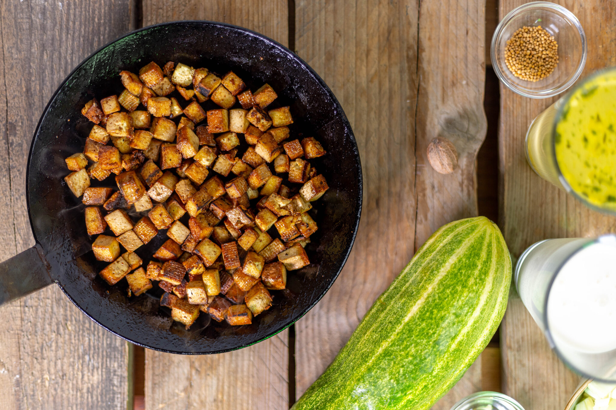 Schmorgurken aus der Pfanne mit Dill und Speck - vegan - Dailyvegan