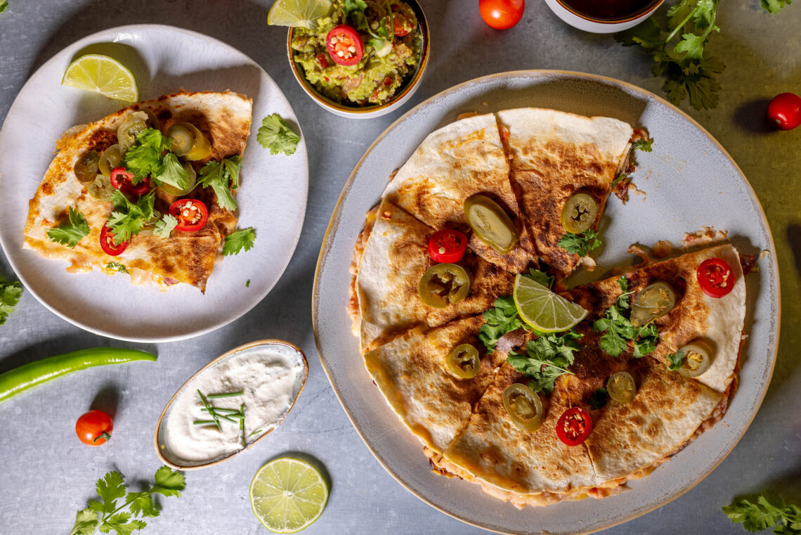 Weiße Bohnen Quesadillas mit Sour Cream und Salsa, vegan