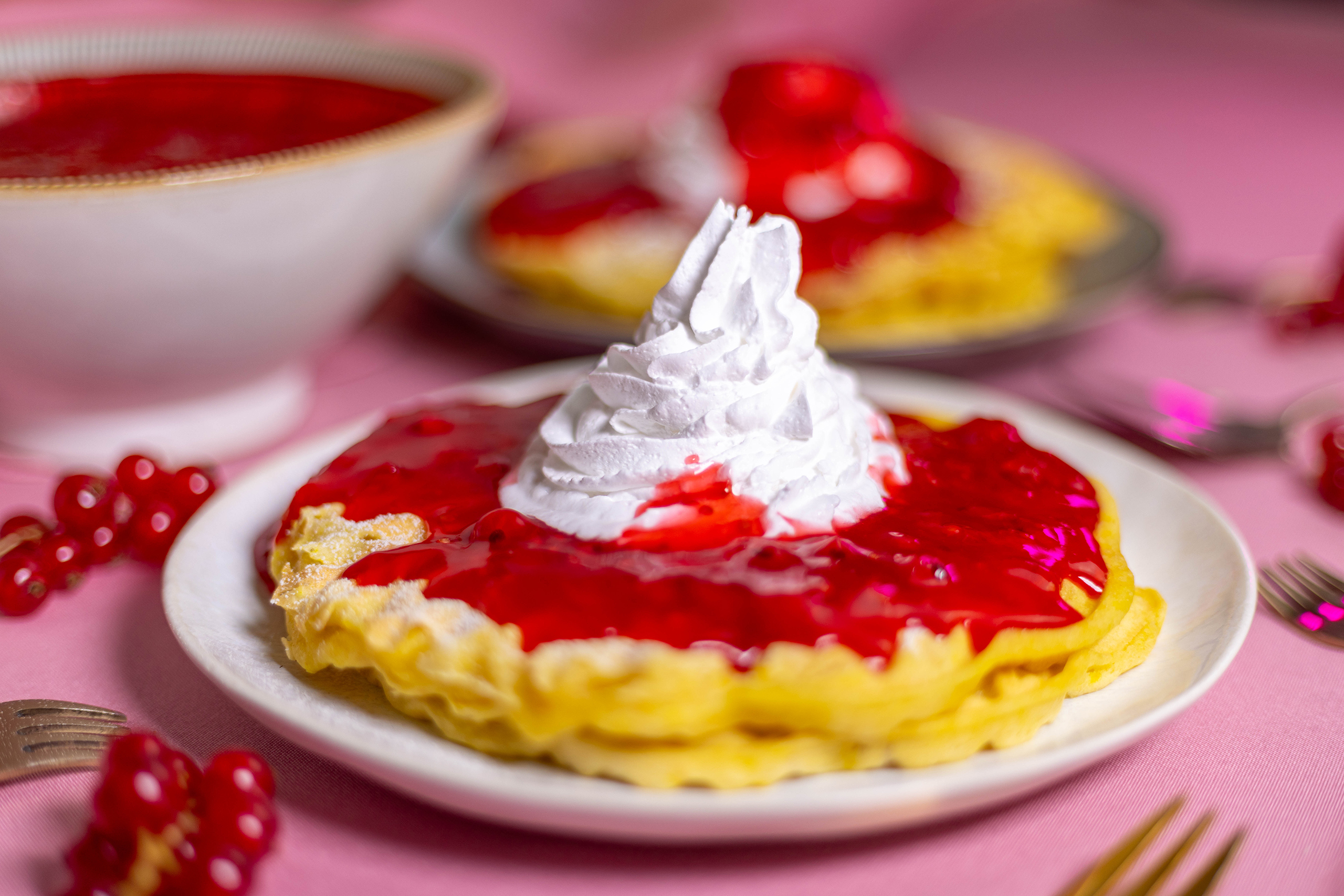 Zitronenwaffeln mit Johannisbeerkompott – vegan