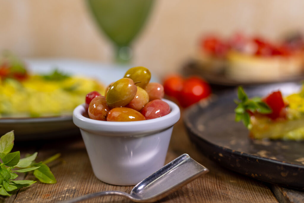 Fermentierte Kornelkirschen in Kräuteröl, wie regionale Oliven