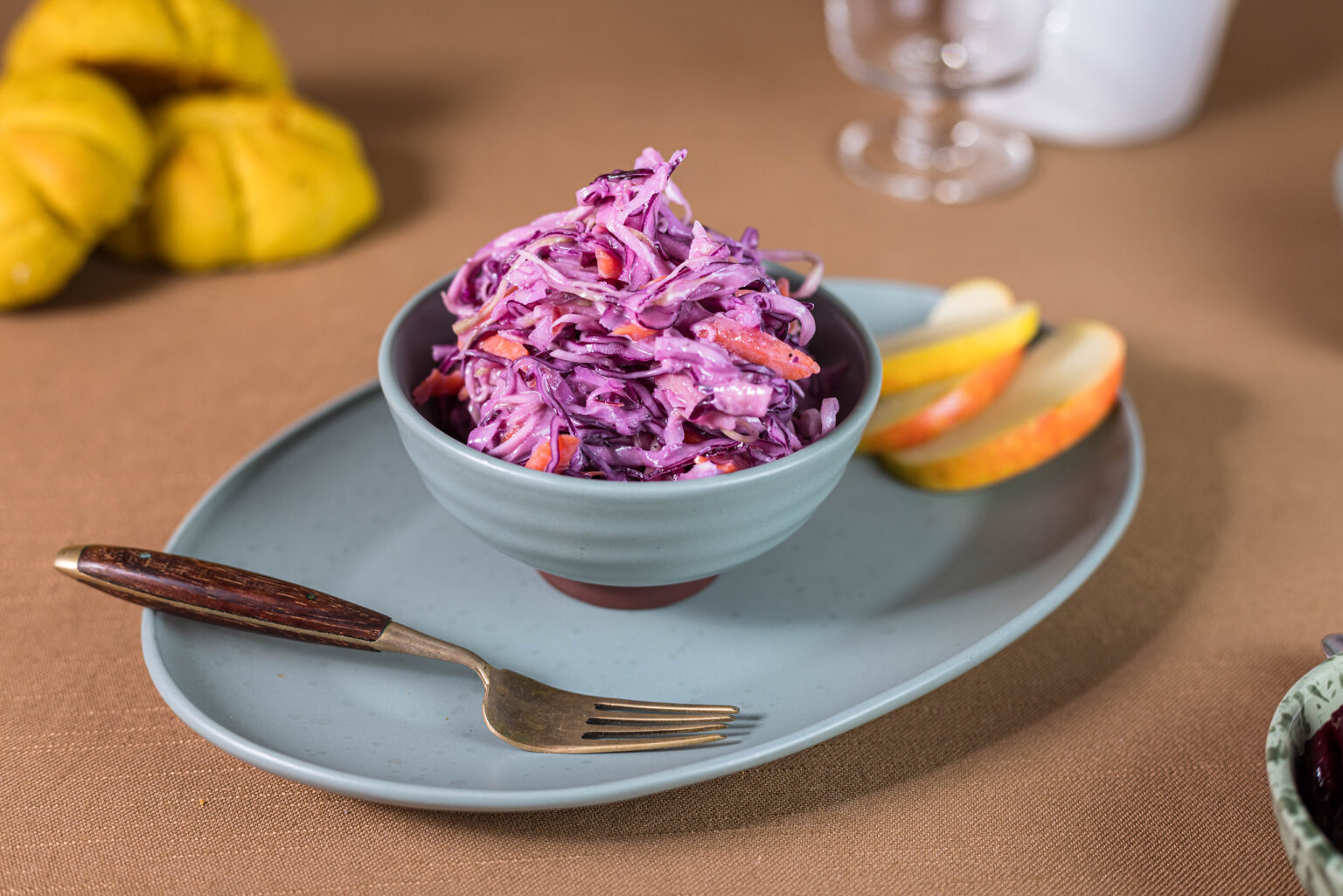 Coleslaw - cremig-knackiger Kohlsalat mit Rot- und Weißkohl - Dailyvegan