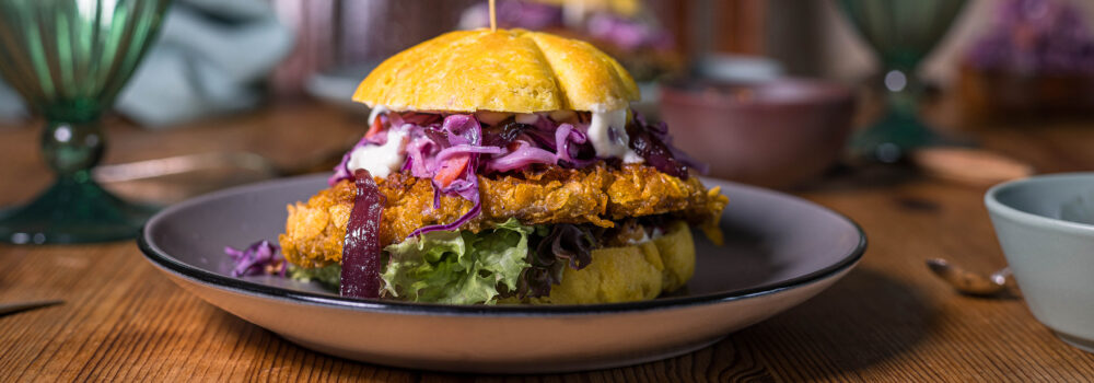 Parasolpilz-Burger mit Coleslaw im Kürbisbun – vegan