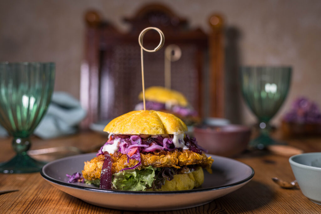 Parasolpilz-Burger mit Coleslaw im Kürbisbun – vegan