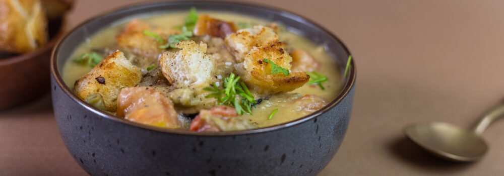 Die Kombination aus einer cremigen Suppe aus Wurzelgemüse und herzhaftem Bratgemüse bringt die Aromen des Herbstes direkt in die Schüssel.