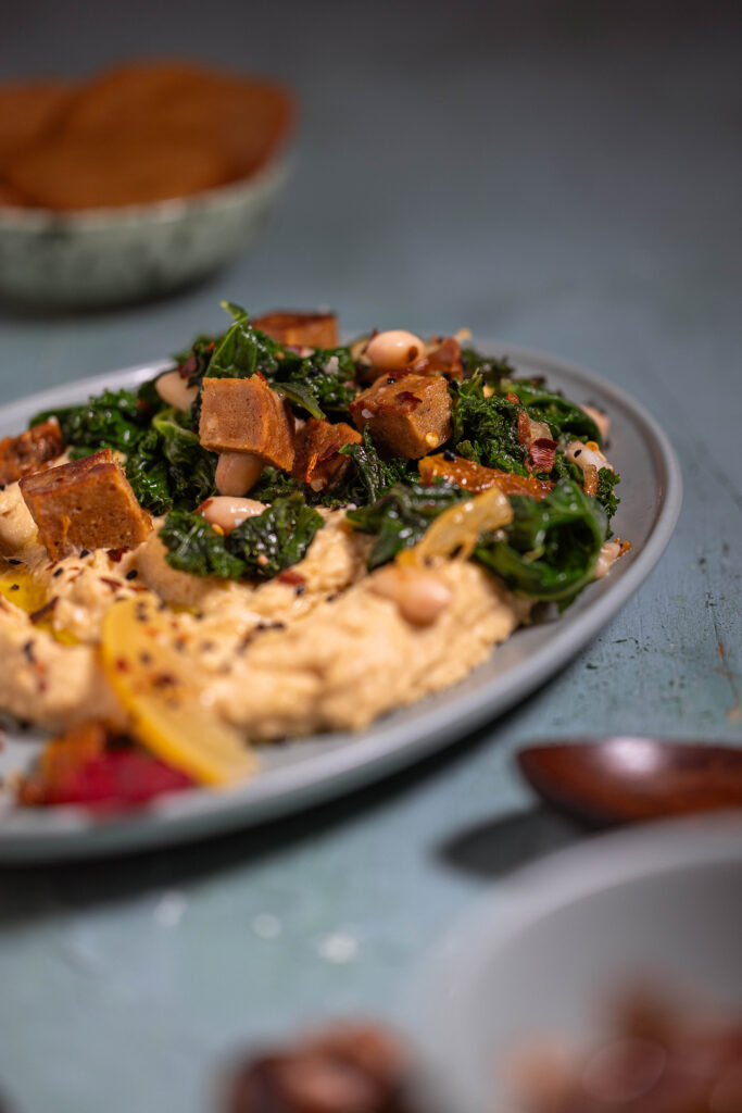 Chorizo-Grünkohl auf Weiße-Bohnen-Dip mit Salzzitrone