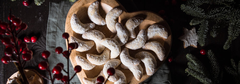 Selbstgebackene vegane Vanillekipferl aus der Weihnachtsbäckerei