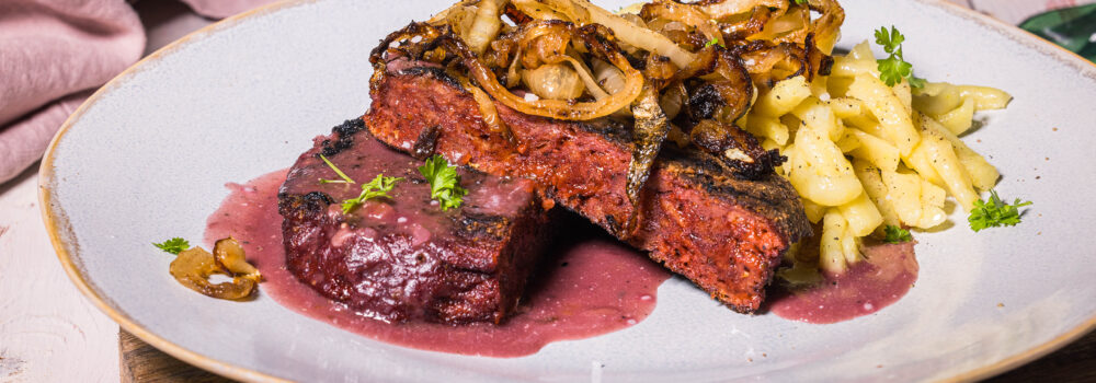 Veganer Zwiebelrostbraten mit Spätzle, ein Gedicht aus zartem Seitanvleisch