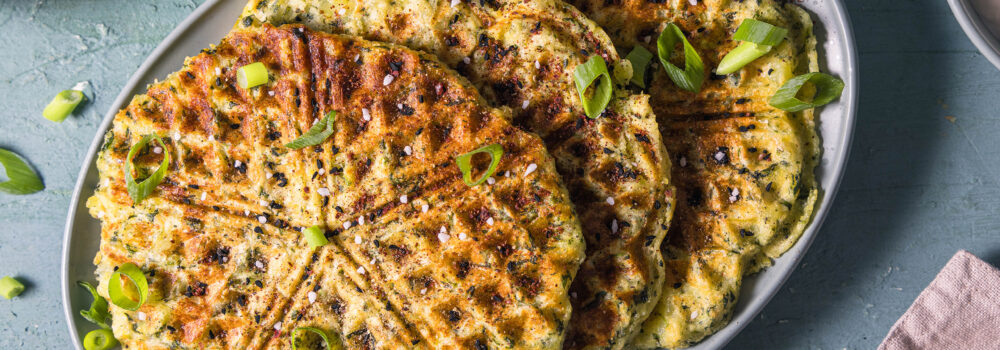 Knödelwaffeln - das sind Waffeln aus Knödelteig mit Spinat und Veta im Teig. Knödelwaffeln - das sind Waffeln aus Knödelteig mit Spinat und Veta im Teig.