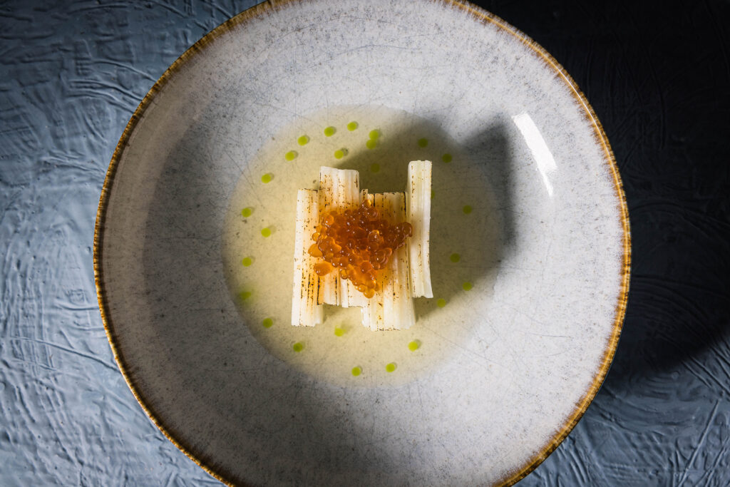 Kohlrabisalat mit Holunder, Schnittlauch, Zwiebel, Alge