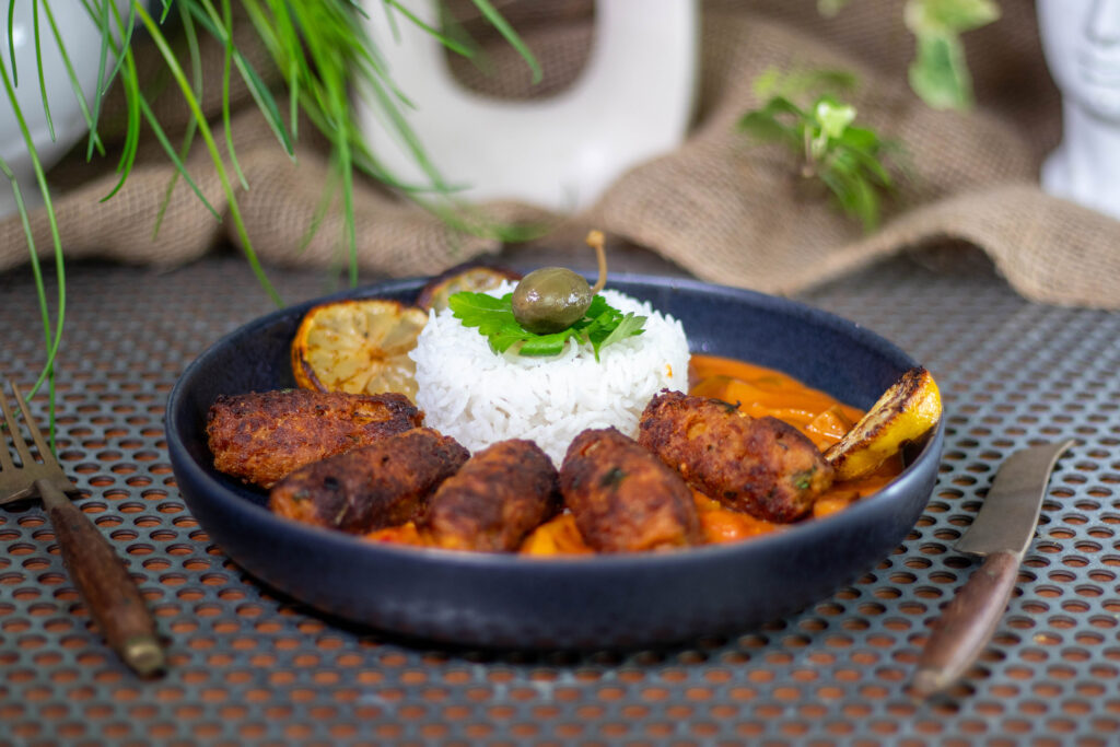 Original cevapi, but purely plant-based. With bell pepper sauce and rice.