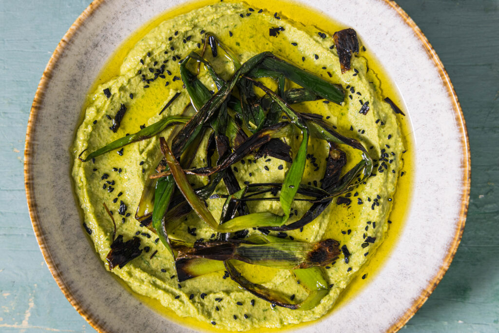 Bärlauchhummus mit gegrilltem Lauch