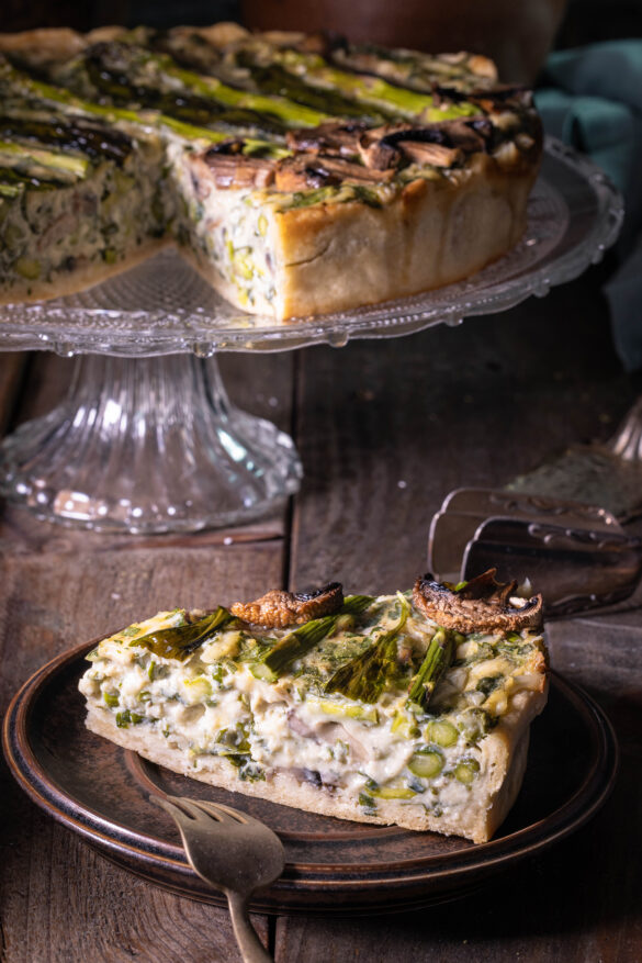 Vegane Bärlauchquiche mit grünem Spargel und Champignons