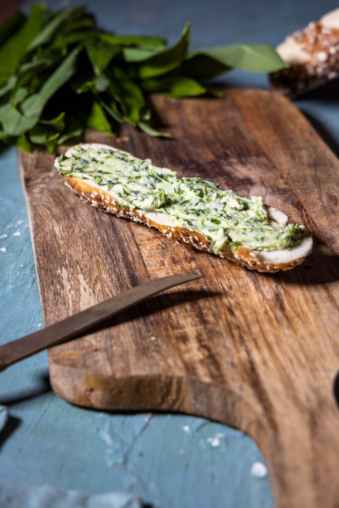 Bärlauchbutter - mit dem frisch gesammelten Wildkraut auf Brot
