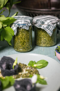 Selbstgemachtes Gierschpesto mit laktofermentiertem Bärlauch