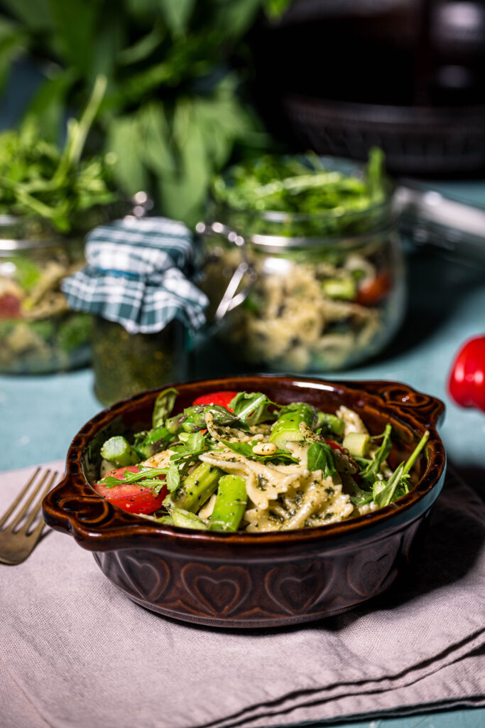 Nudelsalat mit Wildkräuterpesto und grünem Spargel