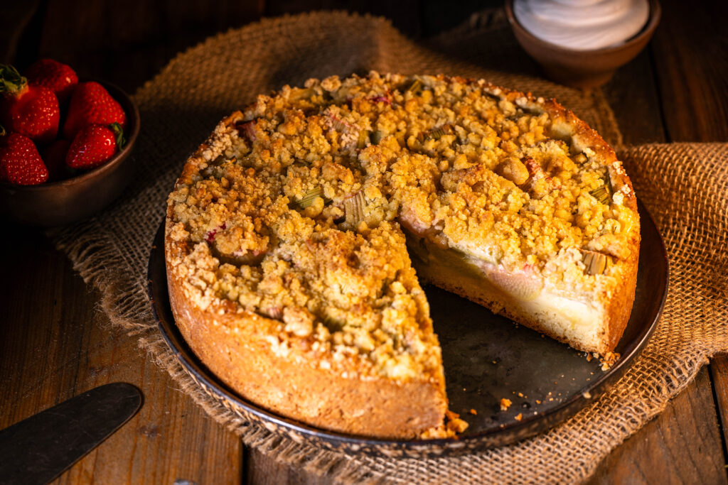 Rhabarberkuchen mit Streuseln und Puddingfüllung
