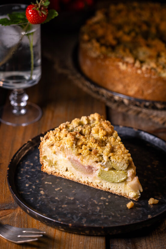 Rhabarberkuchen mit Streuseln und Puddingfüllung – vegan