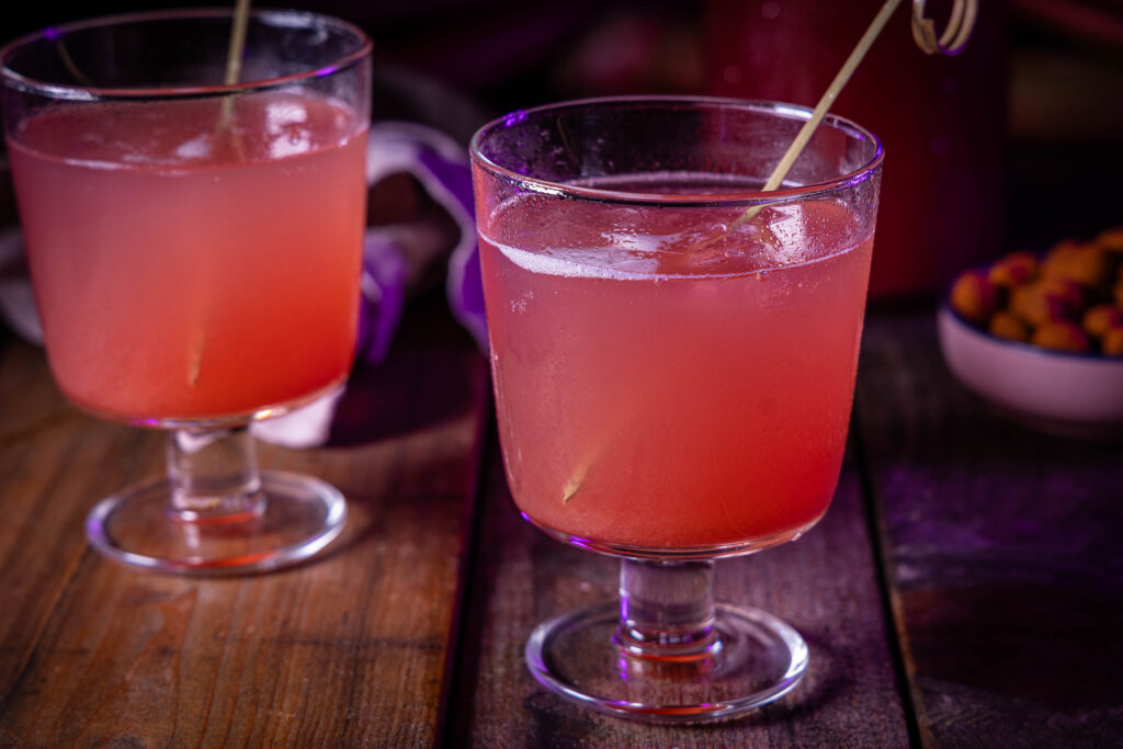 Mein Rhabarber-Ingwer-Bitter-Sirup schmeckt ausgezeichnet mit Sprudelwasser und Eiswürfeln